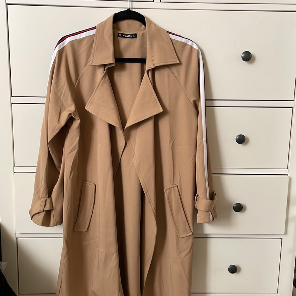 Sporty trench